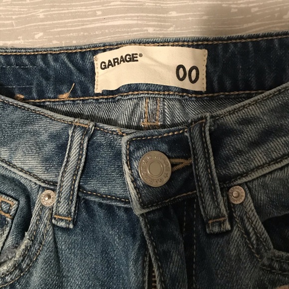 Garage mom jeans w/ embroidered flower detailing - Picture 4 of 4